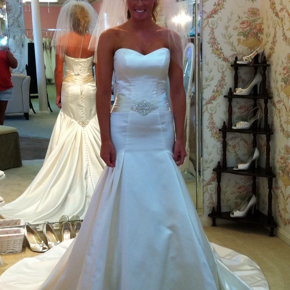 Wedding dress - Picture 1 of 5